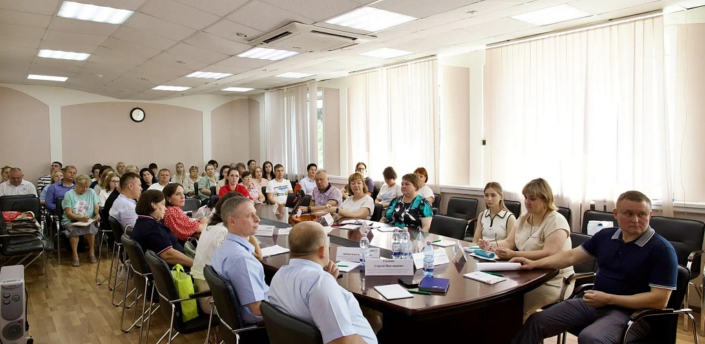 Более 30 предпринимателей приняли участие в круглом столе по правовым, финансовым и кадровым вопросам в Ковернине